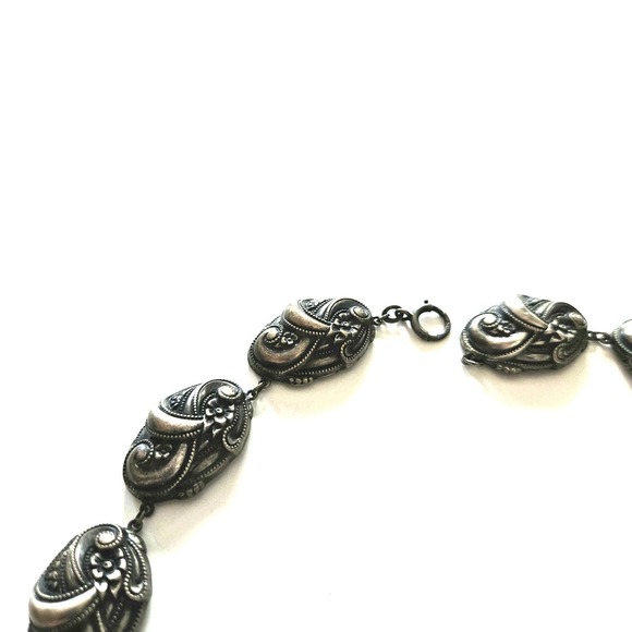 Floral Elegance: Art Deco Choker with Floral Motif - Picture 12 of 16